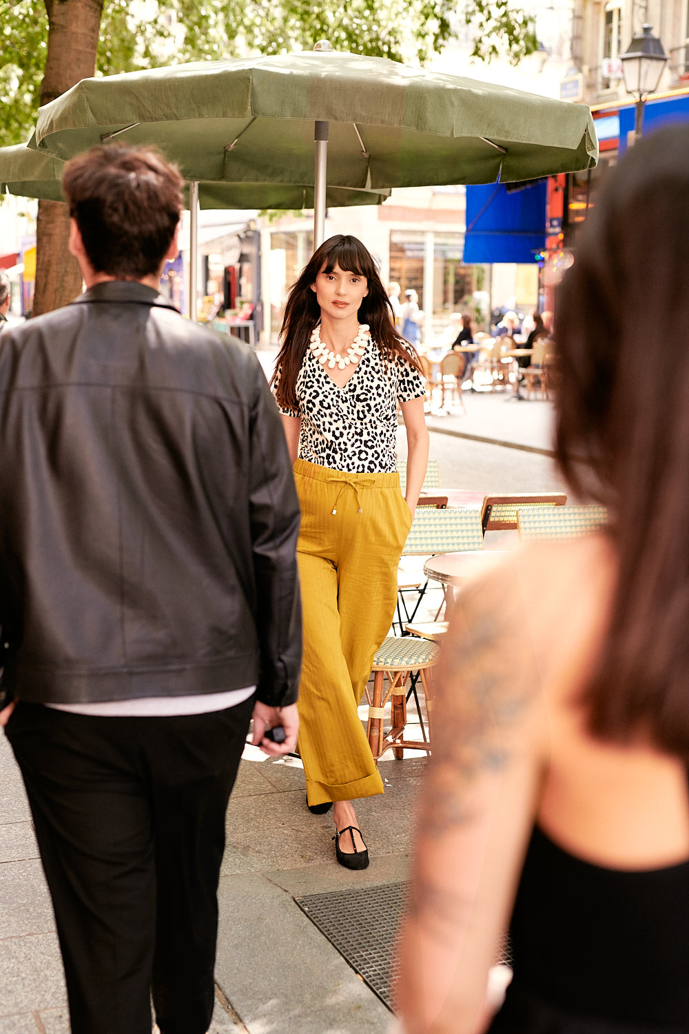 Body de grossesse Sally Léopard dans la rue